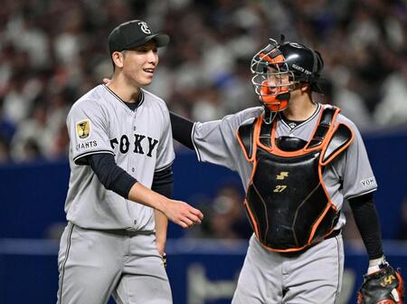 　６回、ピンチを切り抜け、捕手岸田（右）に肩をたたかれる戸郷