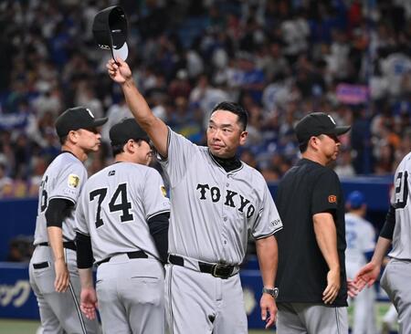 　中日に勝利し、ファンの声援に応える阿部監督