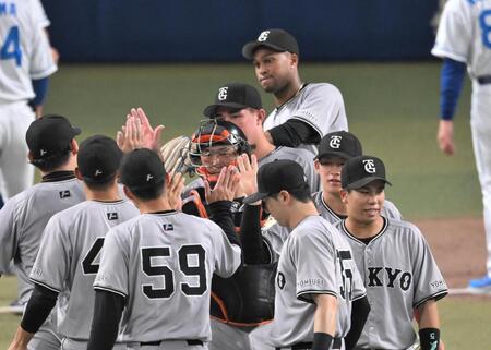 　中日に勝利しタッチを交わす巨人ナイン