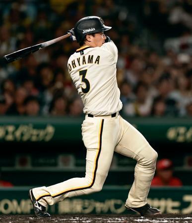 　８回阪神無死一、三塁、大山が左前に適時打を放つ＝甲子園