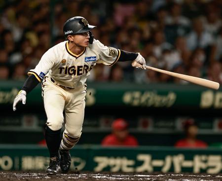 　８回阪神２死満塁、熊谷が中前に２点打を放つ＝甲子園