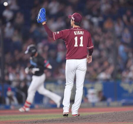 　４回、西川（後方）に左越えソロを打たれた岸（撮影・開出牧）