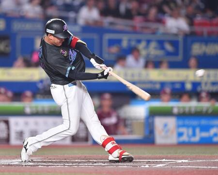 　６回、中越え二塁打を放つ西川（撮影・開出牧）