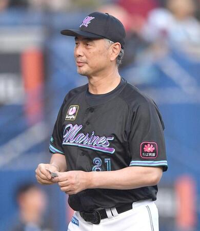 　メンバー表交換を行った吉井監督（撮影・開出牧）