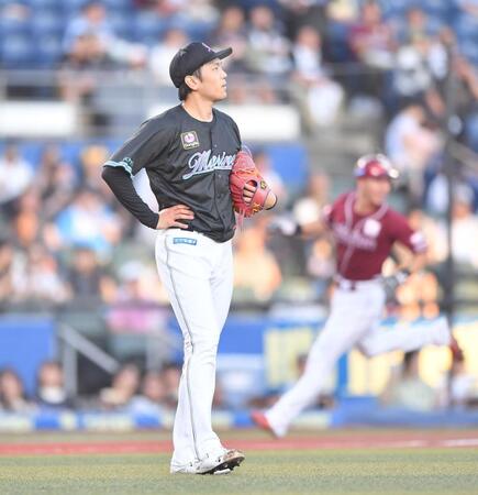 　１回、黒川（後方）に先制３ランを打たれた石川（撮影・開出牧）