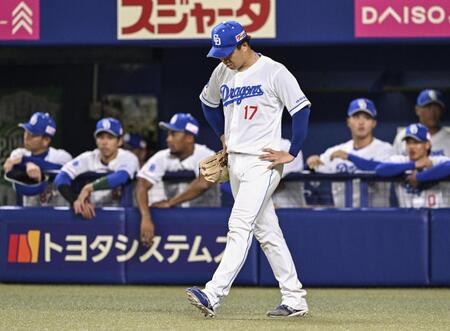 　６回、２点を失いうなだれる柳