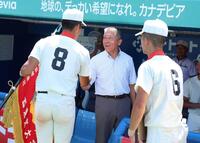 　ナインを祝福する小倉前監督（撮影・金田祐二）