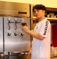 　ワインの注ぎ体験をした郡司（撮影・中島達哉）