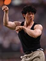 　きつねダンスを踊る庄司智春＝２９日