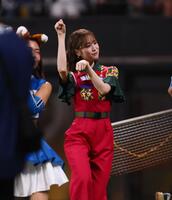 　きつねダンスを踊る高橋ひかる＝２９日