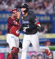 　４回、プロ初本塁打となる左越えソロを放ち雄たけびを上げる西川（撮影・開出牧）