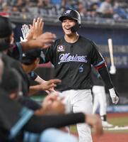 　４回、プロ初本塁打となる左越えソロを放ちナインとタッチを交わす西川（撮影・開出牧）