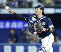 　８回、三森のバントで三塁へ送球する古賀（撮影・西岡正）