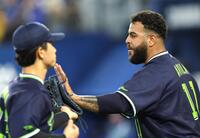 　４回を無失点に抑え、ナインとタッチを交わすアビラ（右）＝撮影・西岡正