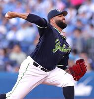 　ＤｅＮＡ打線を相手に力投するアビラ（撮影・西岡正）