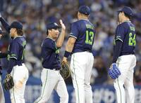 　８連勝でナインとタッチを交わす山田（中央）＝撮影・西岡正