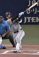 　６回、岸田が左前に適時打を放つ