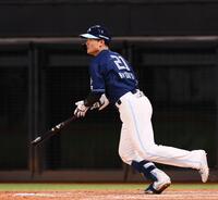 　８回、逆転２点適時三塁打を放つ清宮幸（撮影・中島達哉）