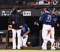 　８回、逆転打を放った清宮幸（２１）を迎える新庄監督（左）＝撮影・中島達哉