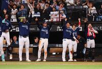 　８回、清宮幸が逆転２点適時三塁打を放ち、わきあがる日本ハムナイン（撮影・中島達哉）