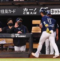 　５回、水谷の勝ち越し打で生還した水野（右から２人目）を迎える新庄監督（中央）＝撮影・中島達哉