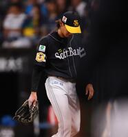 　５回、勝ち越しを許し、がっくりと引き揚げる大津（撮影・中島達哉）