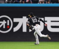 　５回、水谷の中前打を後逸する周東（撮影・中島達哉）