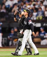 　５回、水谷に勝ち越し打を許した大津（右）＝撮影・中島達哉
