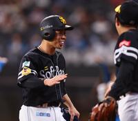 　８回、勝ち越し打を放ち、ナインに迎えられる近藤（左）＝撮影・中島達哉