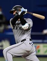 　６回、岸田が左前に先制打を放つ