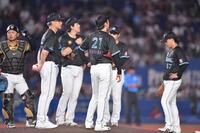 　５回、投手交代を告げた吉井監督（左手前）。右は楽天打線につかまった先発・石川柊（２１）＝撮影・開出牧