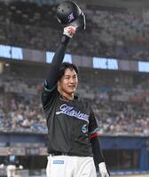 　４回、プロ初本塁打となる左越えソロを放ちライトスタンドの祝福に応える西川（撮影・開出牧）