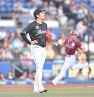 　１回、黒川（後方）に先制３ランを打たれた石川（撮影・開出牧）