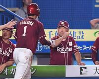 　５回、黒川の左犠飛で生還した宗山（左）とタッチを交わす三木監督（撮影・開出牧）