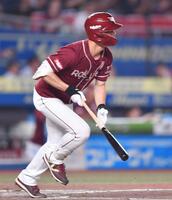 　５回、中前適時打を放つ辰己（撮影・開出牧）