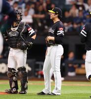 　８回、逆転を許し、肩を落とす藤井（右）＝撮影・中島達哉