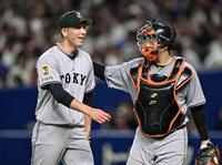 　６回、ピンチを切り抜け、捕手岸田（右）に肩をたたかれる戸郷