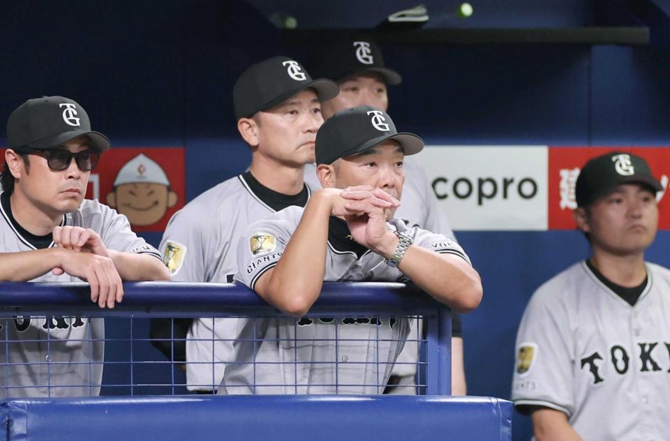 　９回、厳しい表情で試合を見る阿部監督（撮影・今泉慶太）