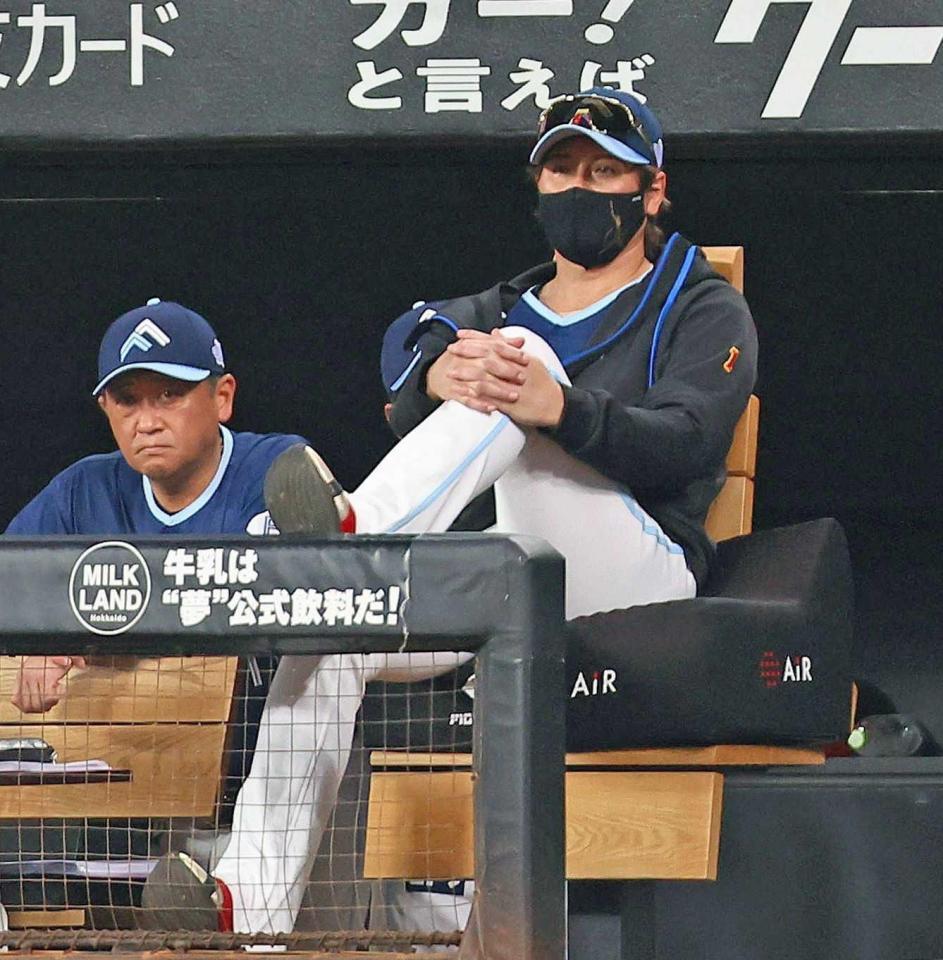 　５回、戦況を見つめる新庄監督（撮影・中島達哉）