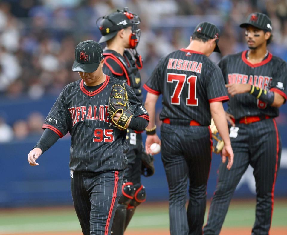 　１０回、勝ち越しを許し降板する才木（左）＝撮影・山口登