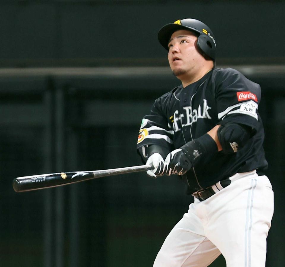 　４回、勝ち越し３ランを放つ山川