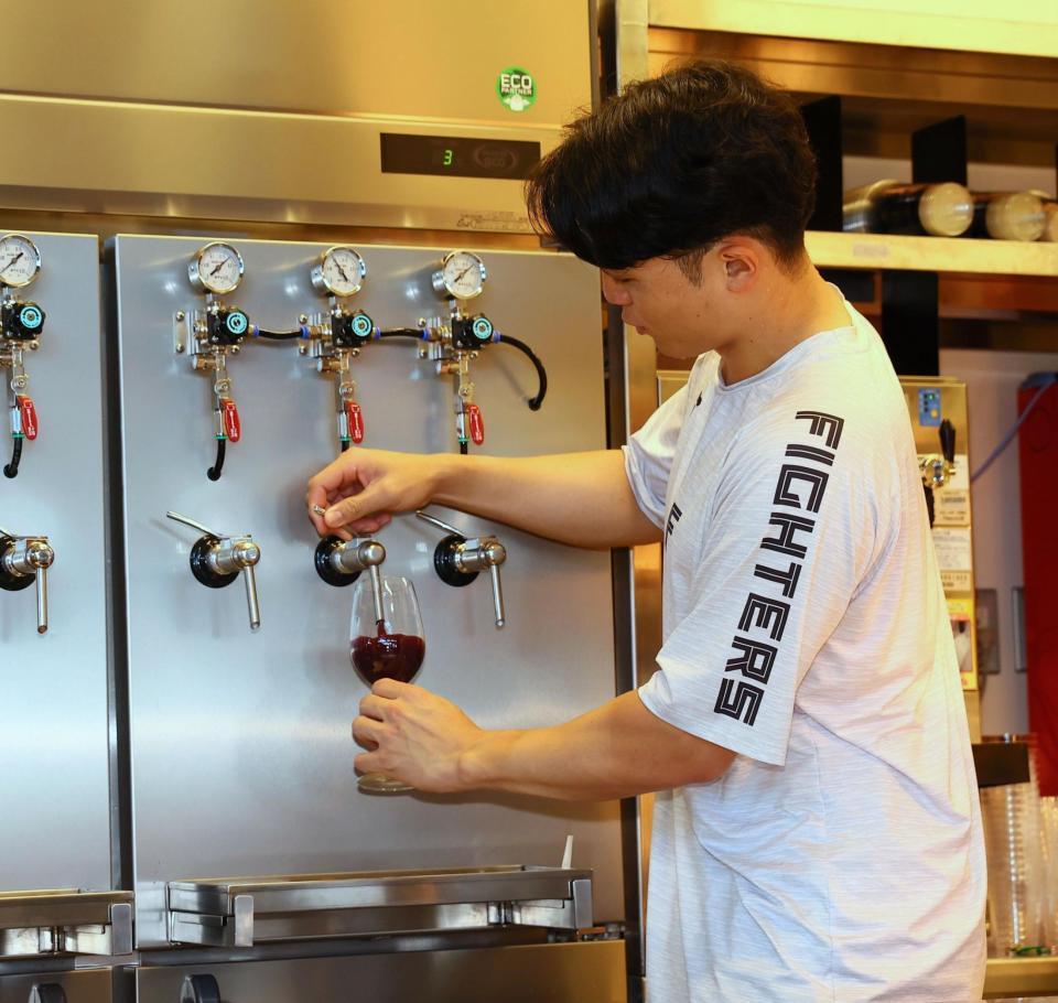 　ワインの注ぎ体験をする郡司（撮影・中島達哉）