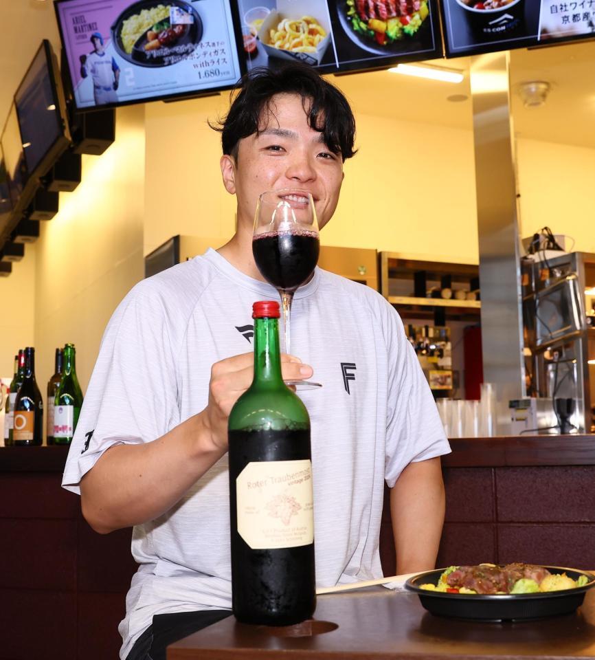 　ワインを片手にポーズをとる郡司（撮影・中島達哉）