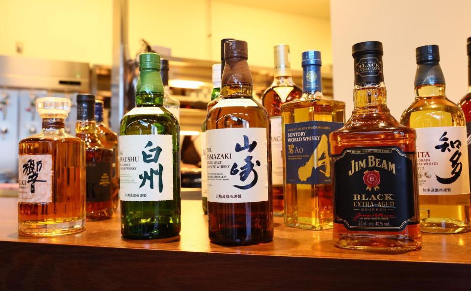 　球場内に新しくグランドオープンする「ＴＨＥ　ＦＩＦＴＹ　ＦＩＦＴＹ　ＣＬＵＢ」で提供するウイスキーの一部（撮影・中島達哉）