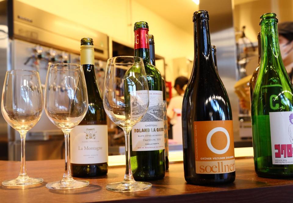 　球場内に新しくグランドオープンする「ＴＨＥ　ＦＩＦＴＹ　ＦＩＦＴＹ　ＣＬＵＢ」で提供するワインの一部（撮影・中島達哉）