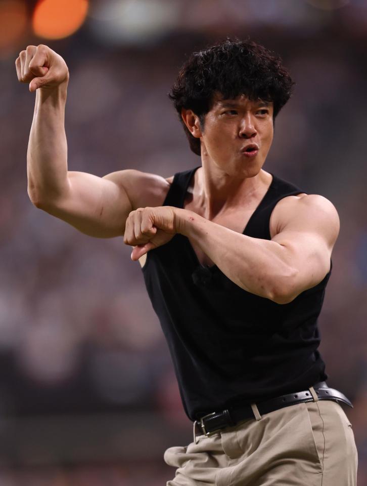 　きつねダンスを踊る庄司智春＝２９日