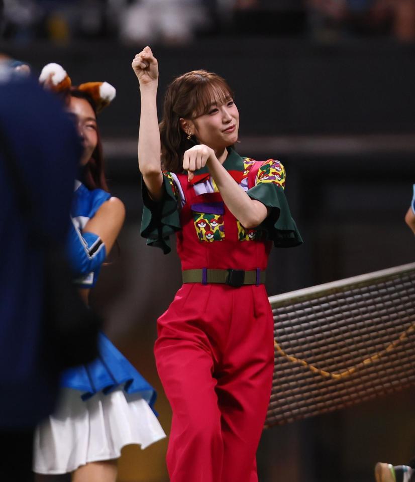 　きつねダンスを踊る高橋ひかる＝２９日