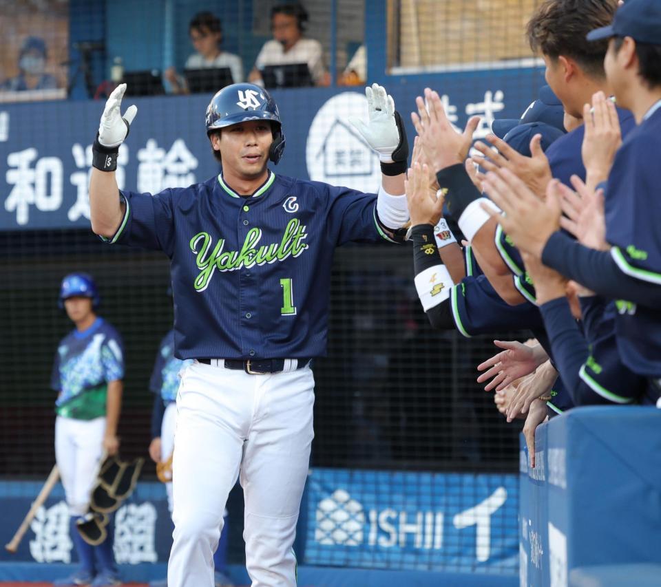 　２回、通算本塁打の球団新記録となるソロを放ち、ナインに祝福される山田（撮影・西岡正）