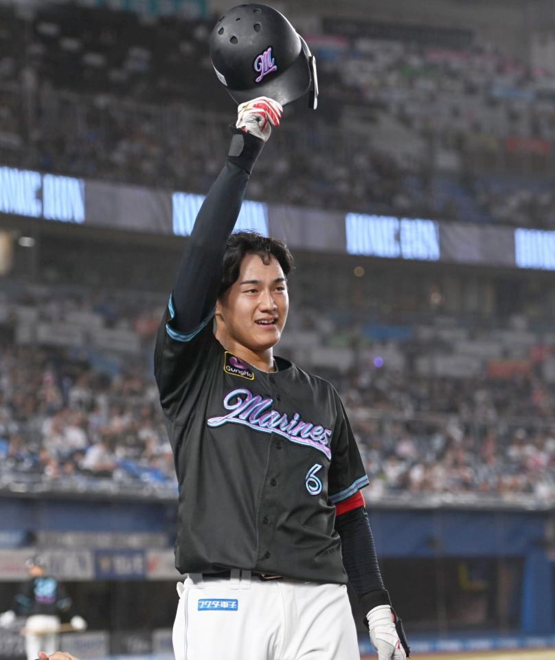 　４回、プロ初本塁打となる左越えソロを放ちライトスタンドの祝福に応える西川（撮影・開出牧）