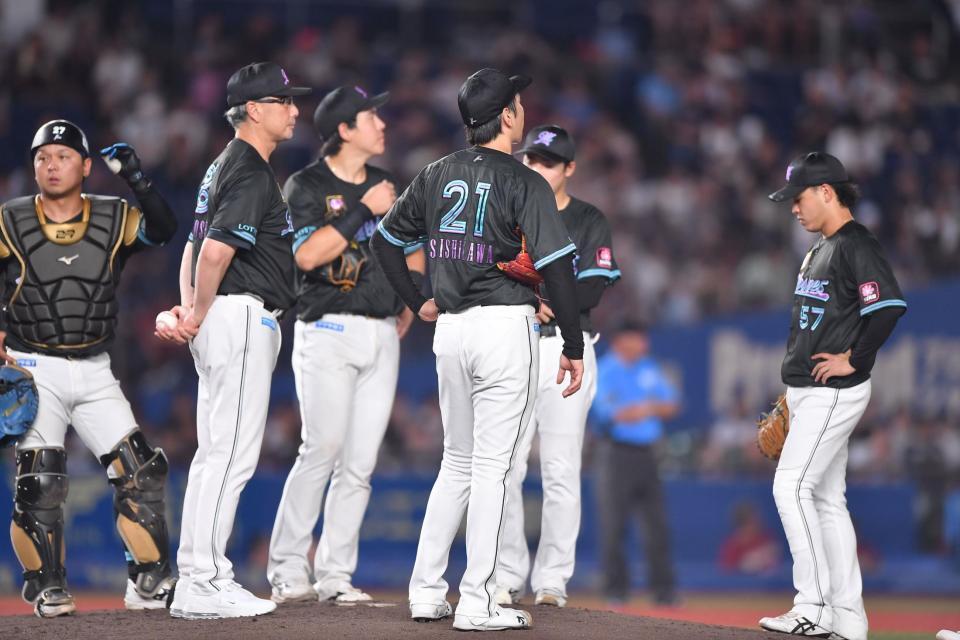 　５回、投手交代を告げた吉井監督（左手前）。右は楽天打線につかまった先発・石川柊（２１）＝撮影・開出牧